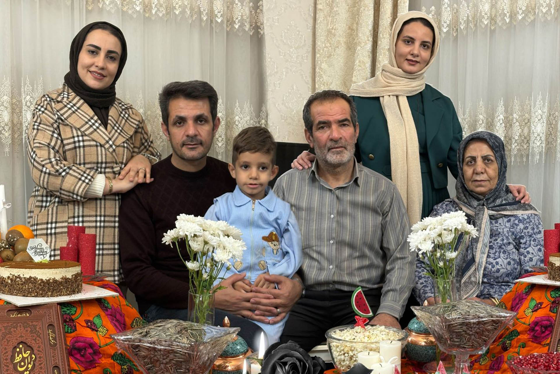 آخرین عکس دورهمی خانواده خودسیانی در شب یلدا ۱۴۰۴